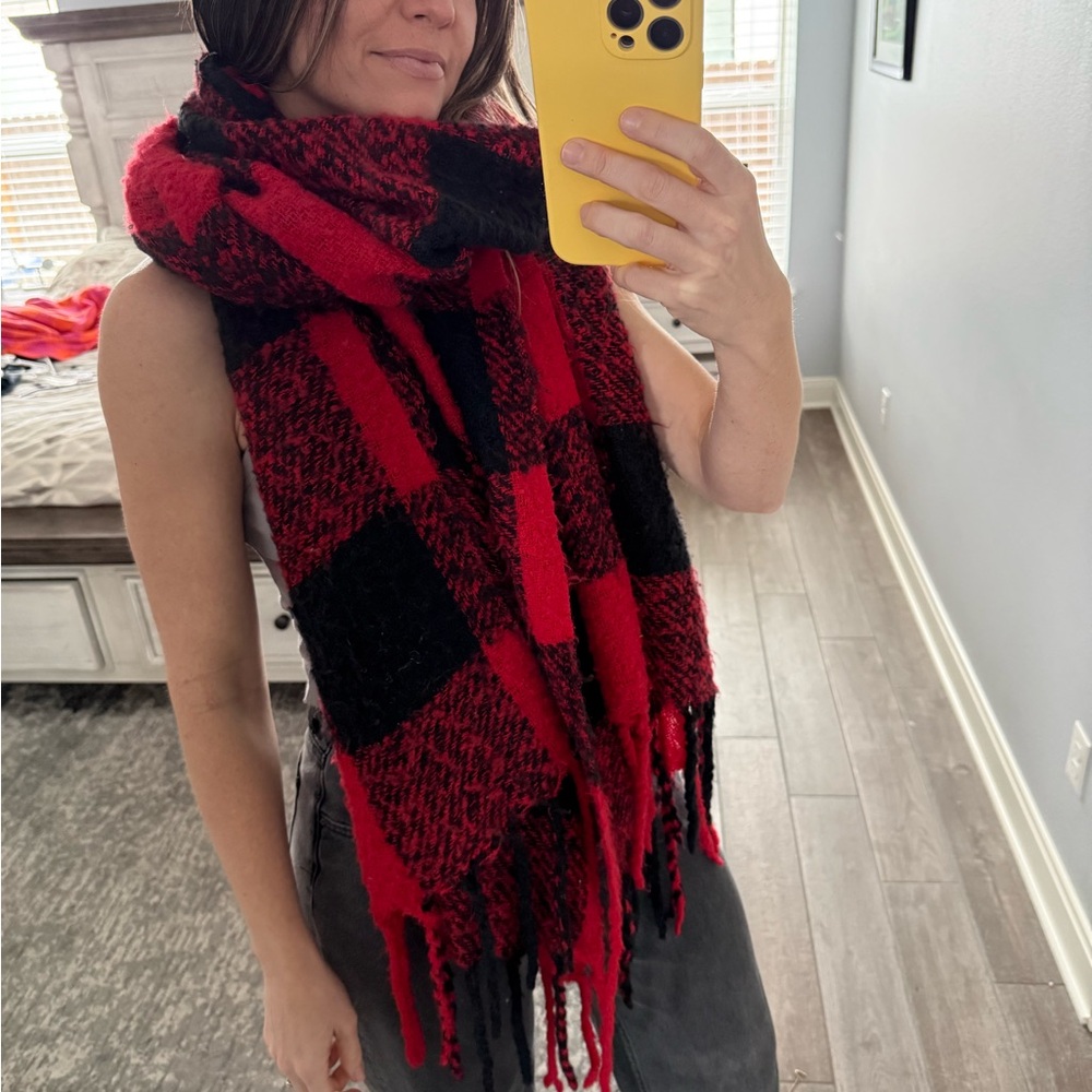Old Navy Oversized Blanket Scarf Red
Black Plaid Fringe Warm Winter
Pashmina